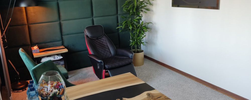 Hipnoterapeuta prowadzi klienta w lekkim transie podczas sesji.